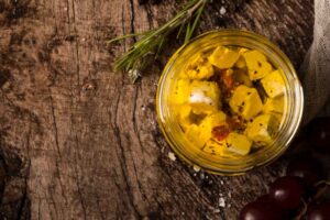 queso en aceite con especias